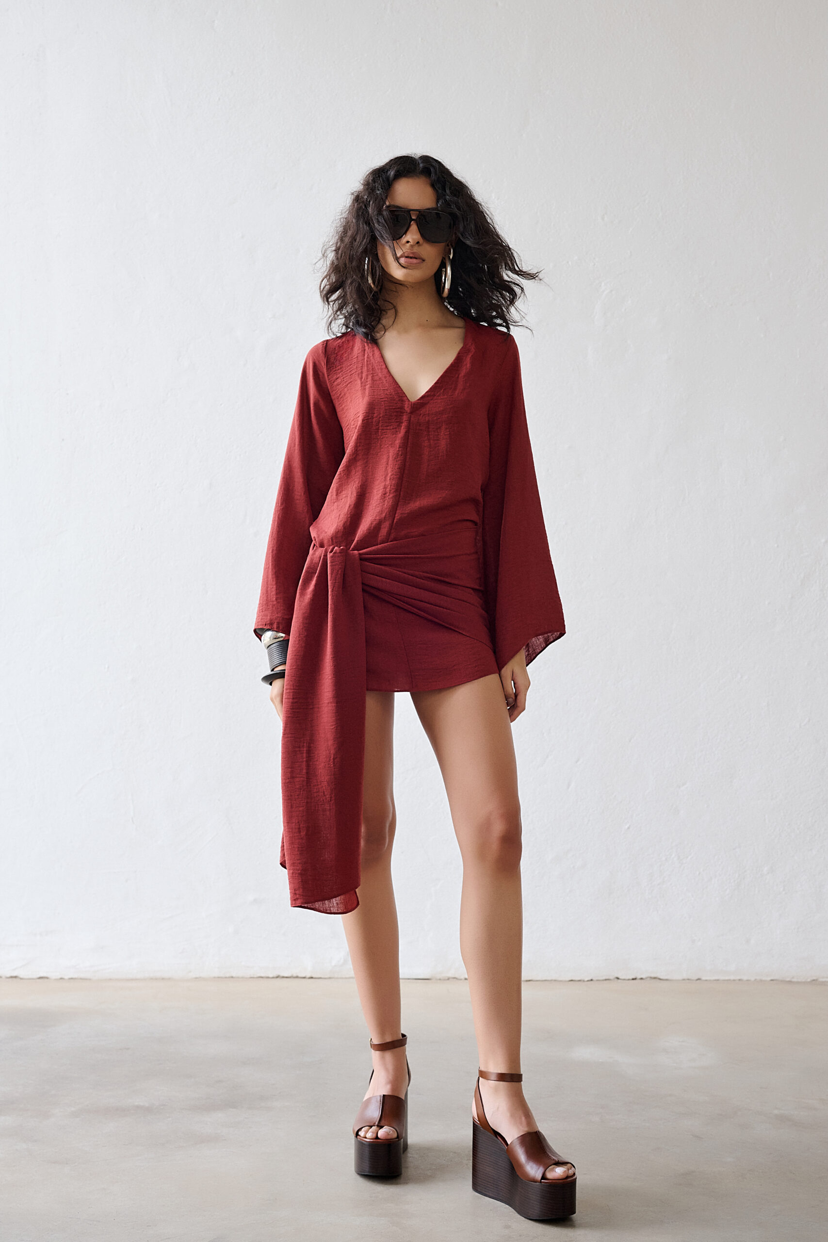 Vestido Curto com Manga Longa e Amarração Lateral Ondina – Terra