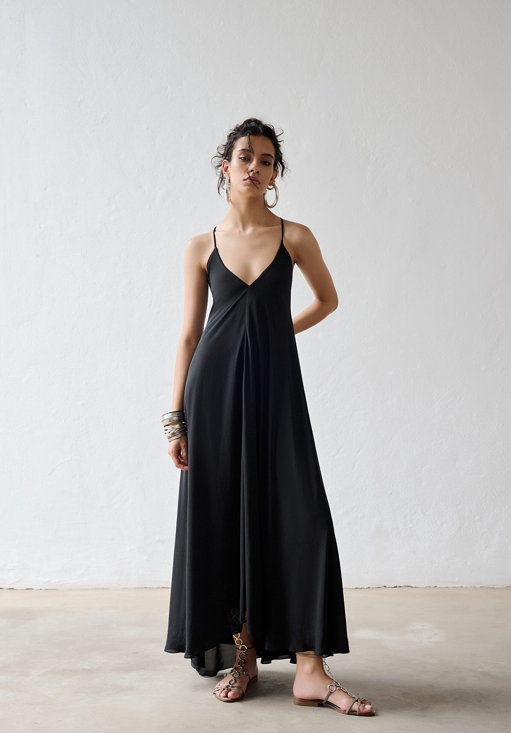 Vestido Longo Fluido Decote Em V Costas Abertas Ada - Preto
