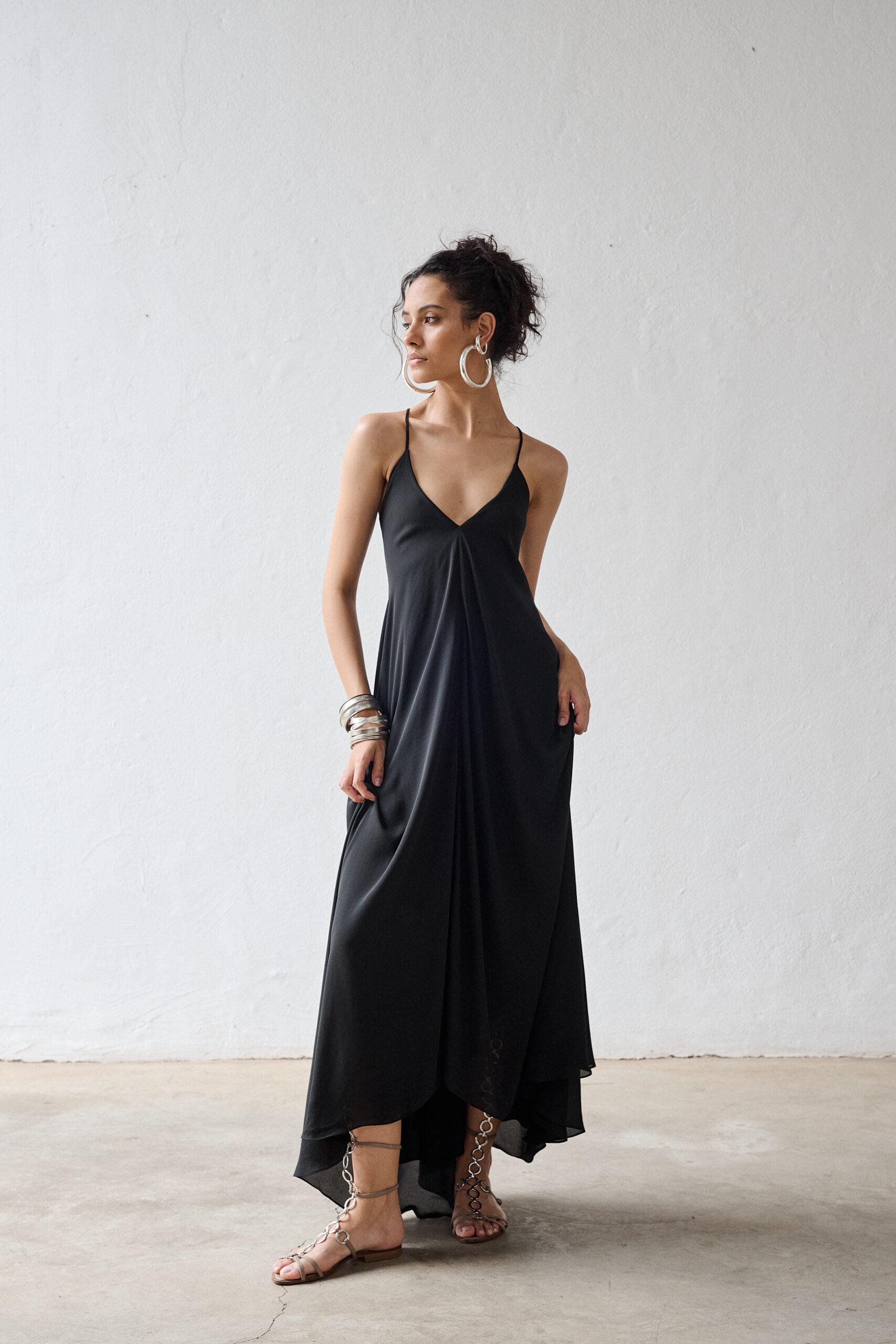 Vestido Longo Fluido Decote Em V Costas Abertas Ada - Preto - Imagem 4