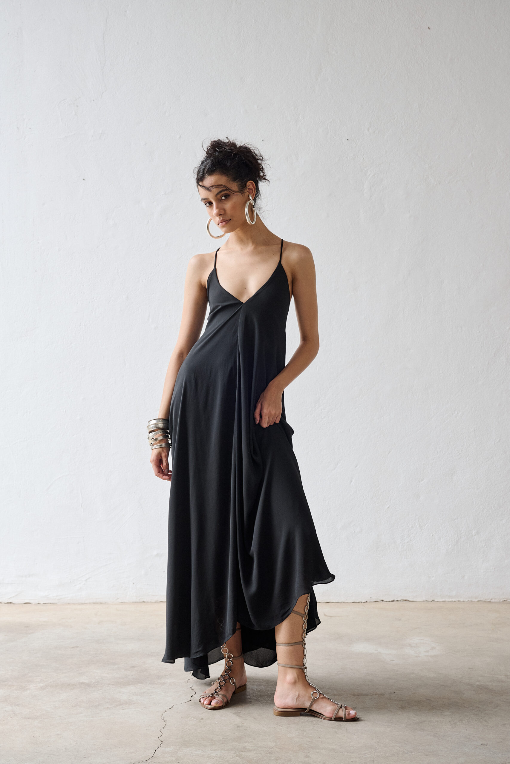 Vestido Longo Fluido Decote Em V Costas Abertas Ada - Preto