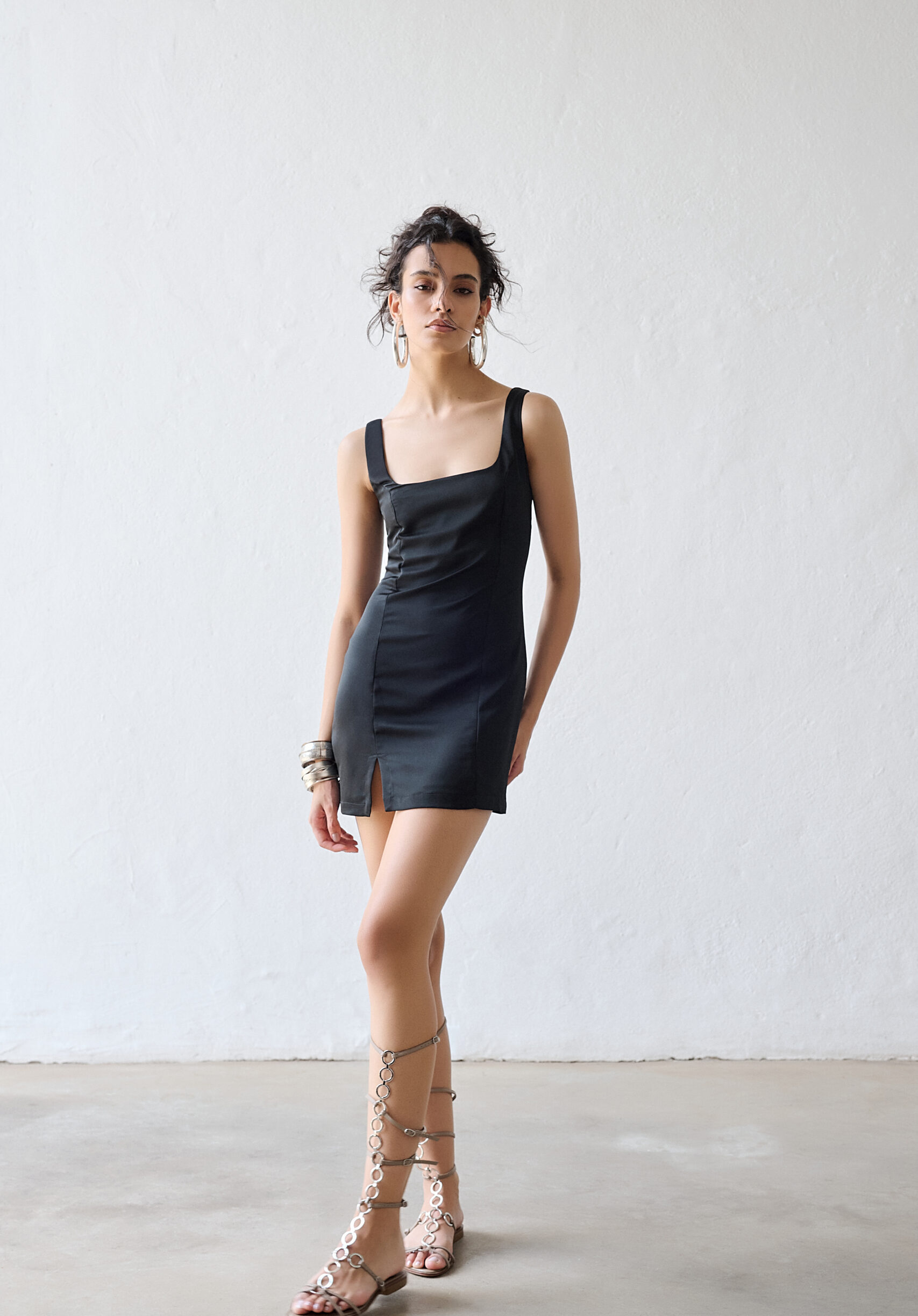 Vestido Curto Decote Quadrado Mariluz - Preto