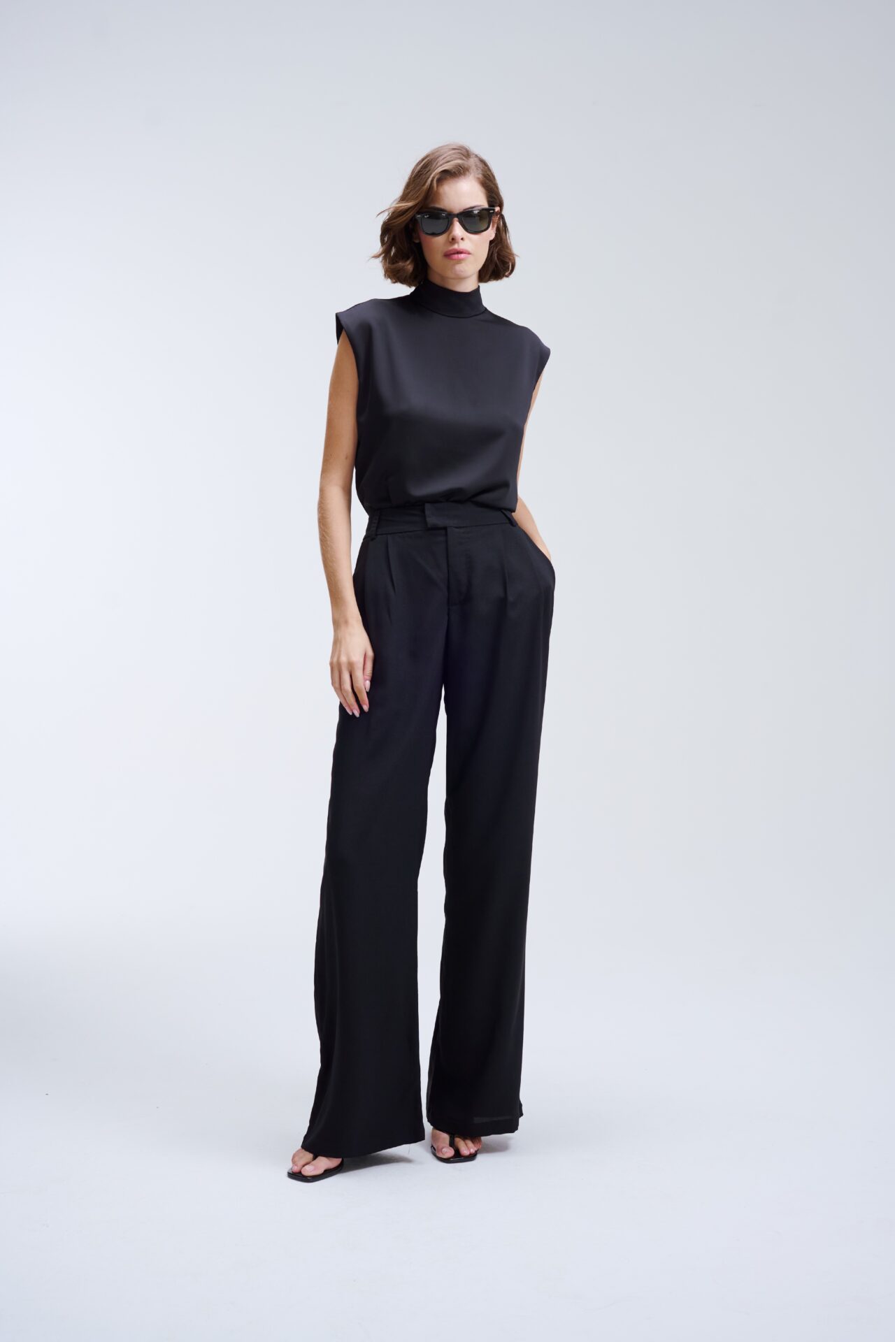 Blusa Feminina Gola Alta sem Manga Eva- Preta