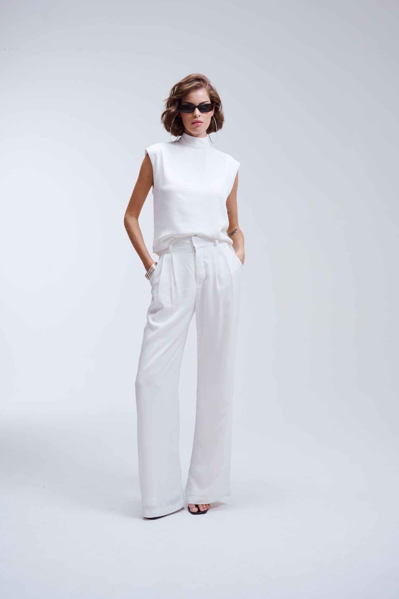 Blusa Feminina Gola Alta sem Manga Eva- Off white