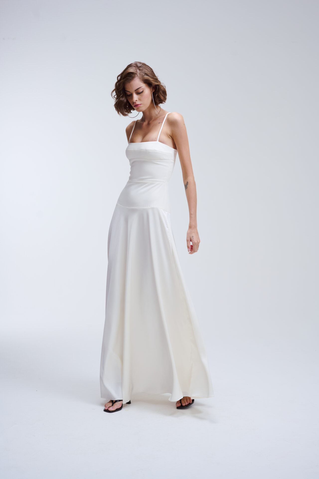 Vestido Longo Com Saia Acetinada e Alças Finas Amália - Off White