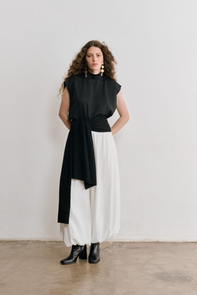 Blusa Feminina Gola Alta sem Manga Eva- Preta