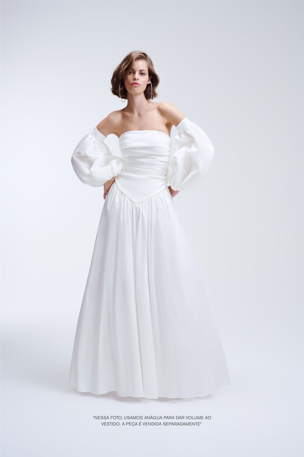 Vestido Longo Sem Alças Com Cintura Baixa e Detalhe em V e Mangas Bufantes Leonor - Off White