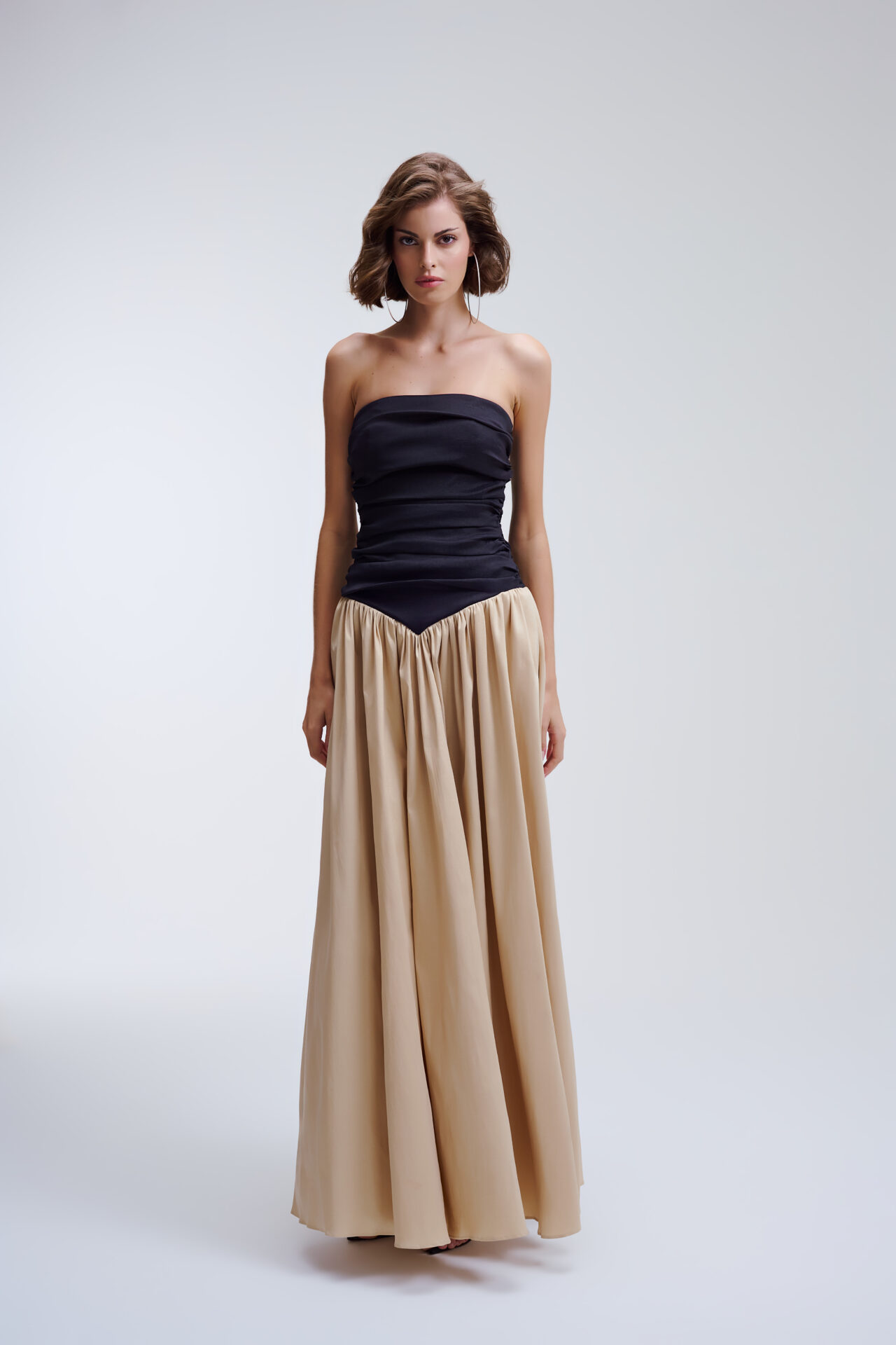 Vestido Longo Sem Alças Com Cintura Baixa e Detalhe em V Leonor - Preto com Champagne