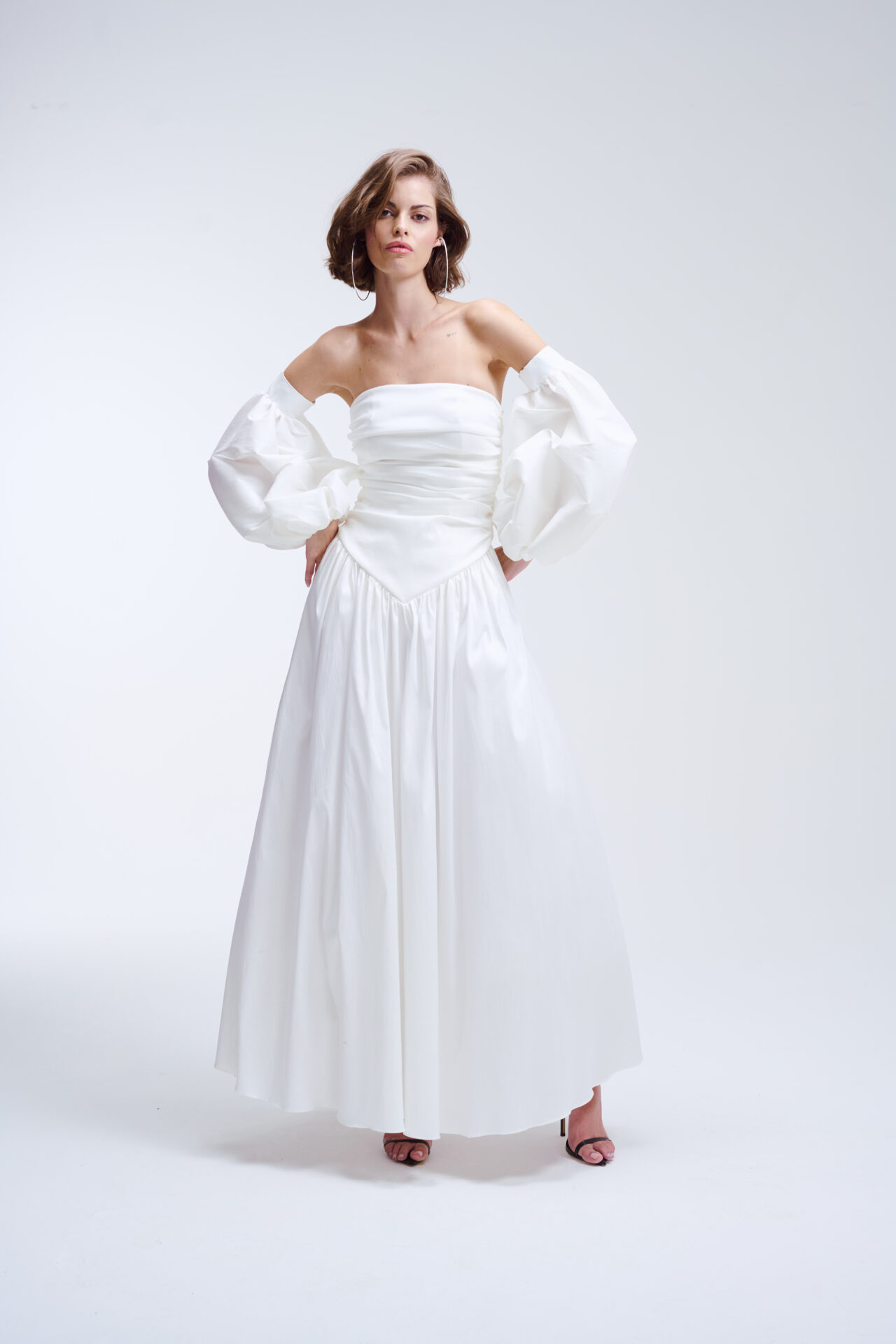 Vestido Longo Sem Alças Com Cintura Baixa e Detalhe em V e Mangas Bufantes Leonor - Off White