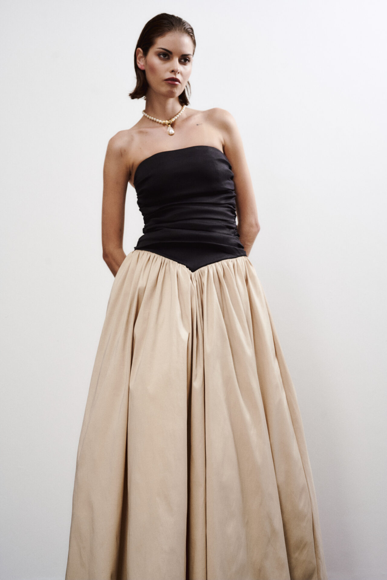 Vestido Longo Sem Alças Com Cintura Baixa e Detalhe em V Leonor - Preto com Champagne