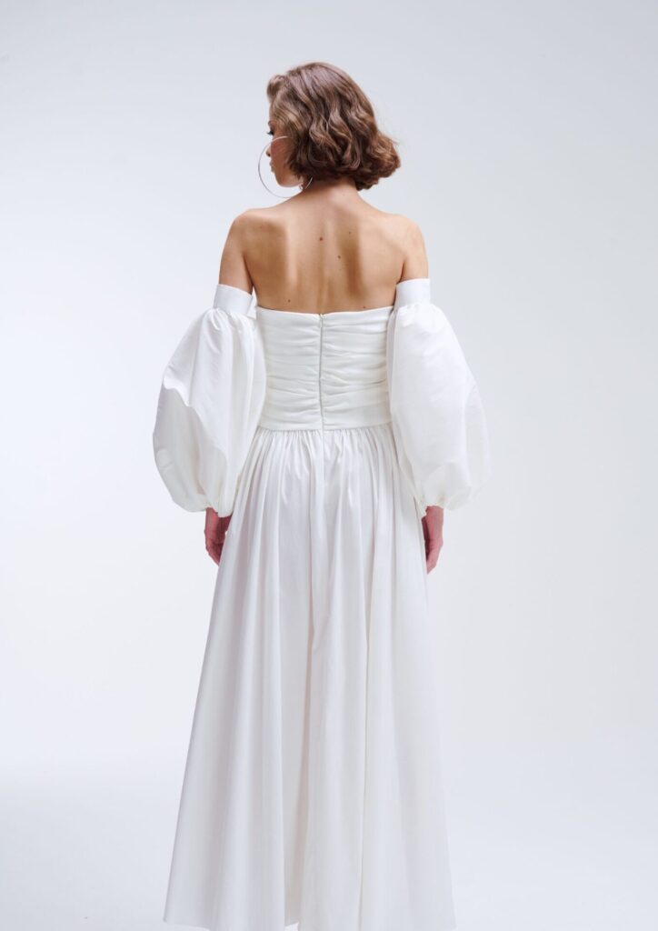 Vestido Longo Sem Alças Com Cintura Baixa e Detalhe em V e Mangas Bufantes Leonor - Off White - Imagem 5
