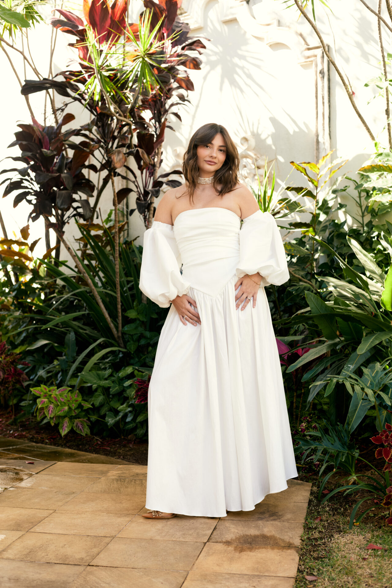 Vestido Longo Sem Alças Com Cintura Baixa e Detalhe em V e Mangas Bufantes Leonor - Off White