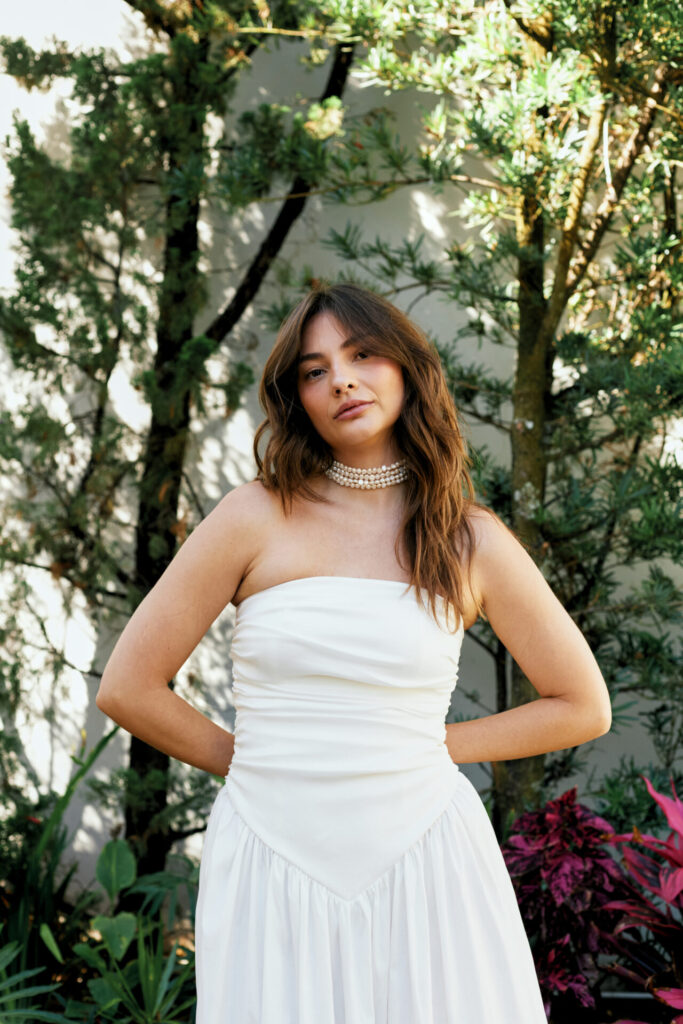 Vestido Longo Sem Alças Com Cintura Baixa e Detalhe em V e Mangas Bufantes Leonor - Off White - Imagem 4