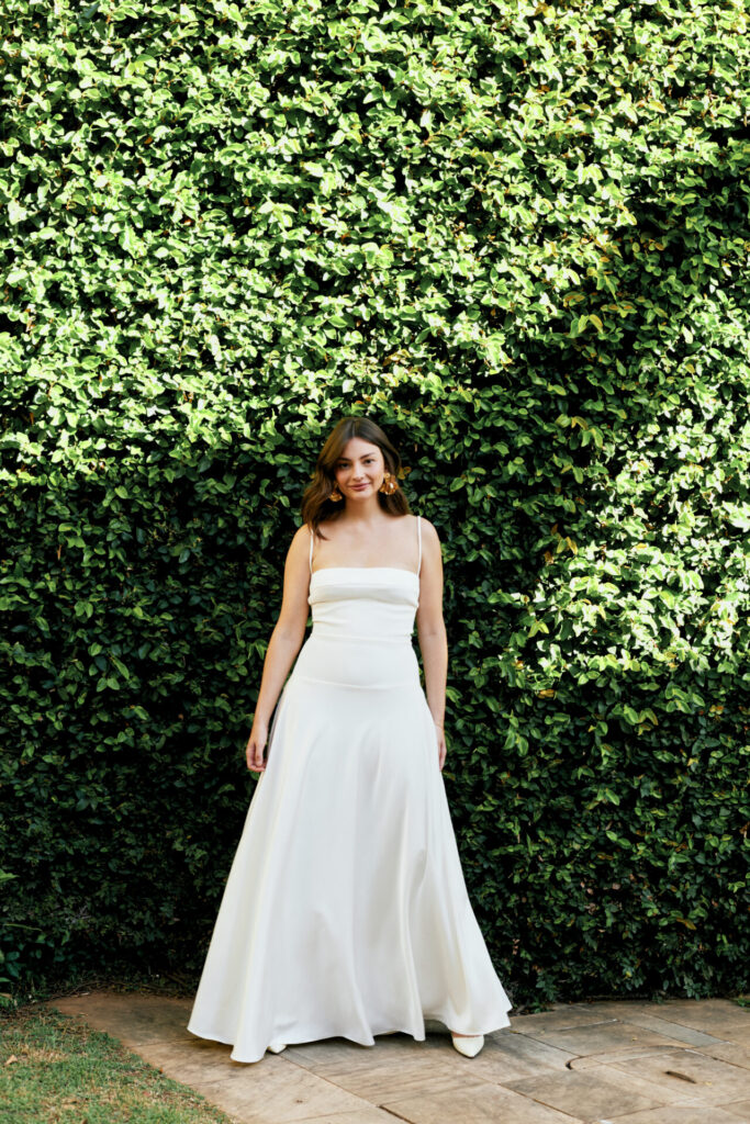 Vestido Longo Com Saia Acetinada e Alças Finas Amália - Off White