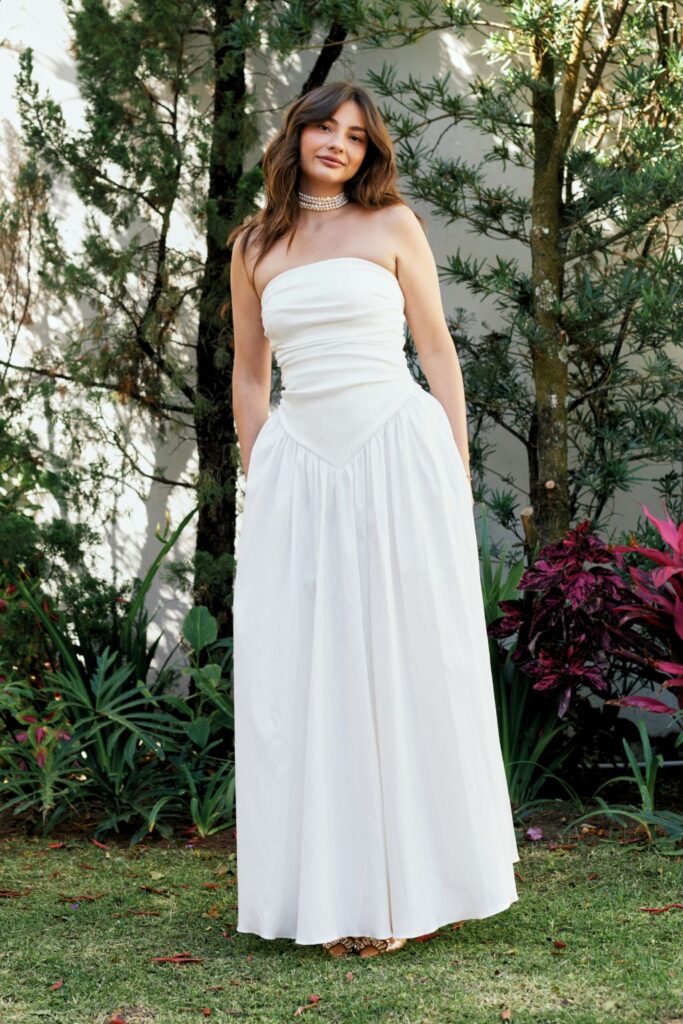 Vestido Longo Sem Alças Com Cintura Baixa e Detalhe em V e Mangas Bufantes Leonor - Off White - Imagem 5