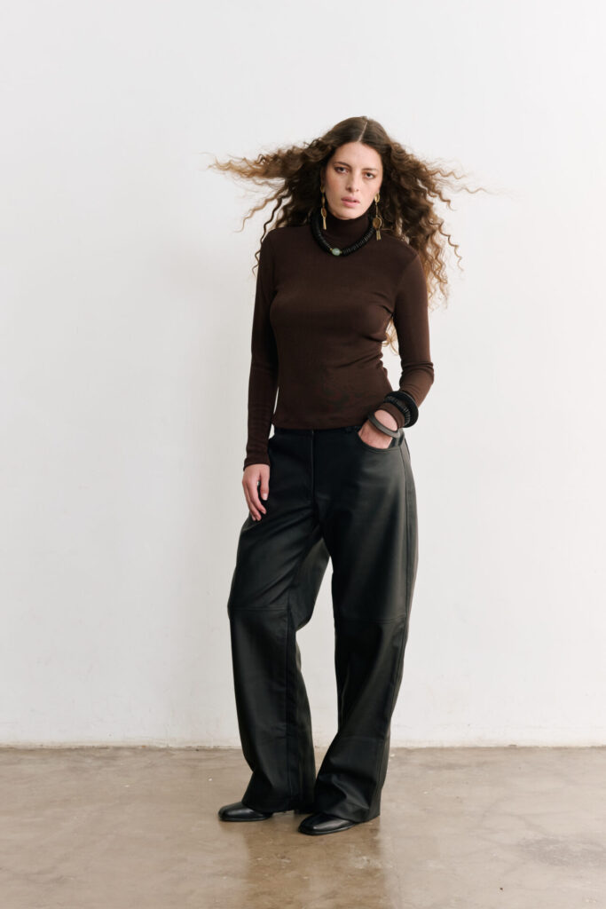 Blusa Cacharrel De Mangas Longas e Gola Alta Melina - Marrom