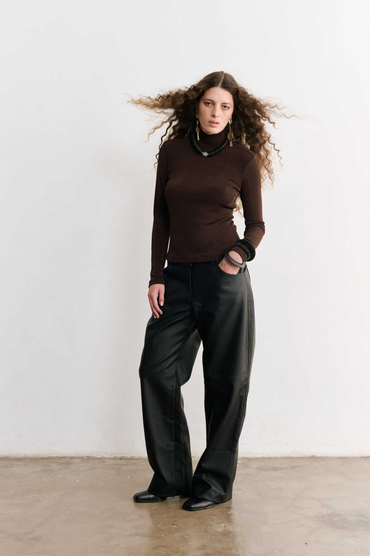 Blusa Cacharrel De Mangas Longas e Gola Alta Melina - Marrom