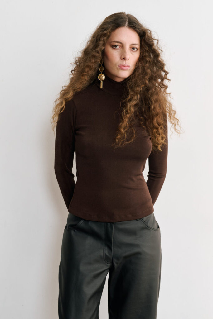 Blusa Cacharrel De Mangas Longas e Gola Alta Melina - Marrom - Imagem 2
