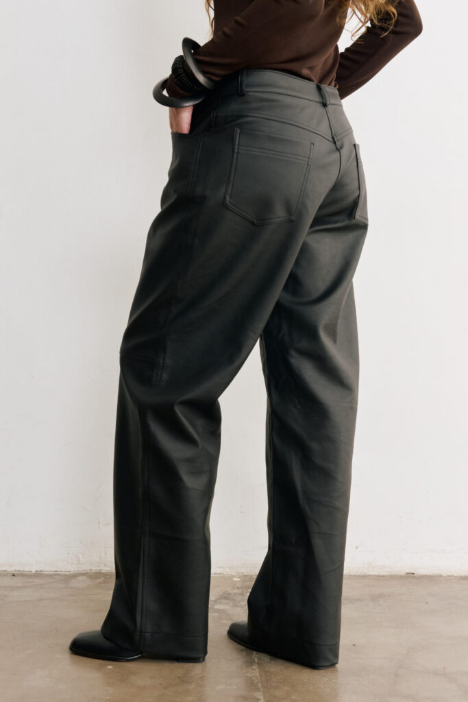 Calça de Courino Dominique - Preto - Imagem 4
