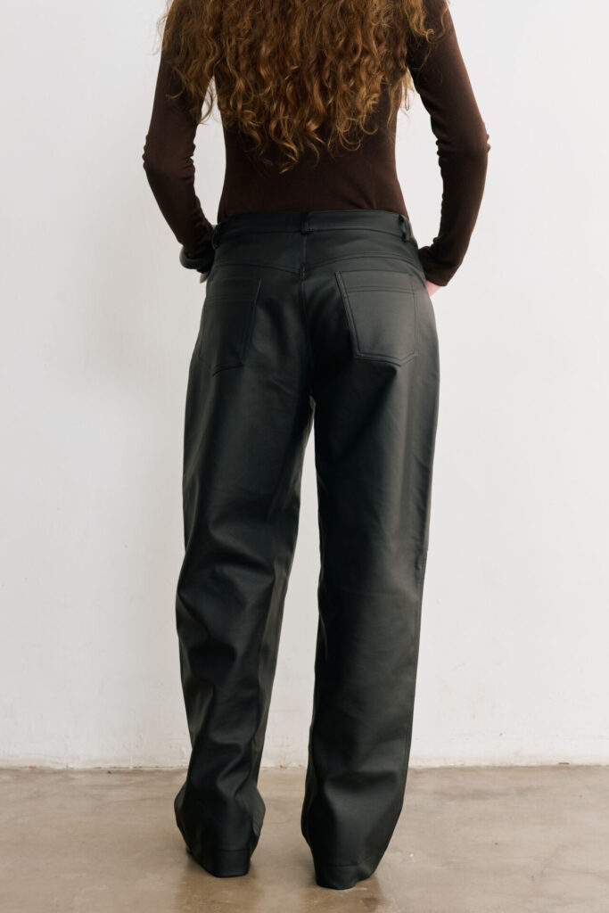 Calça de Courino Dominique - Preto - Imagem 2