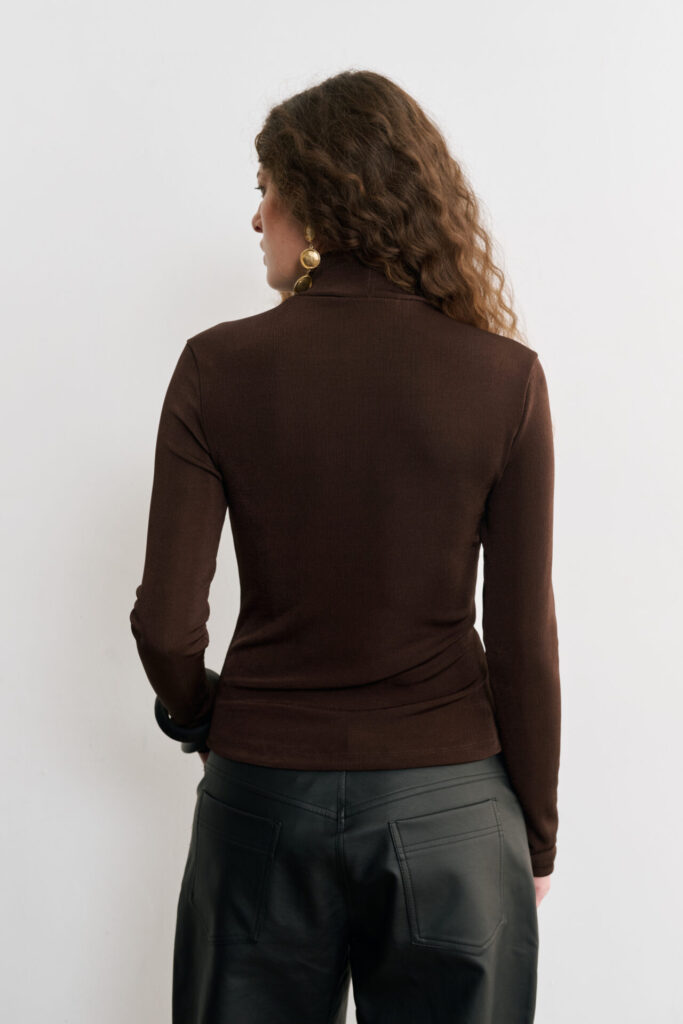 Blusa Cacharrel De Mangas Longas e Gola Alta Melina - Marrom - Imagem 4