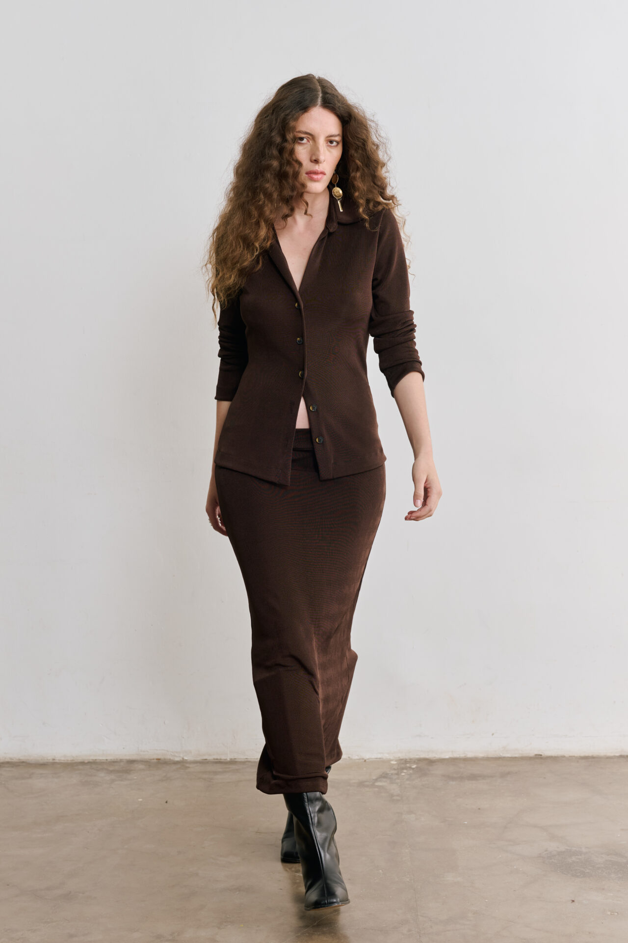 Saia Midi De Malha Cintilante Com Modelagem Reta Chiara - Marrom
