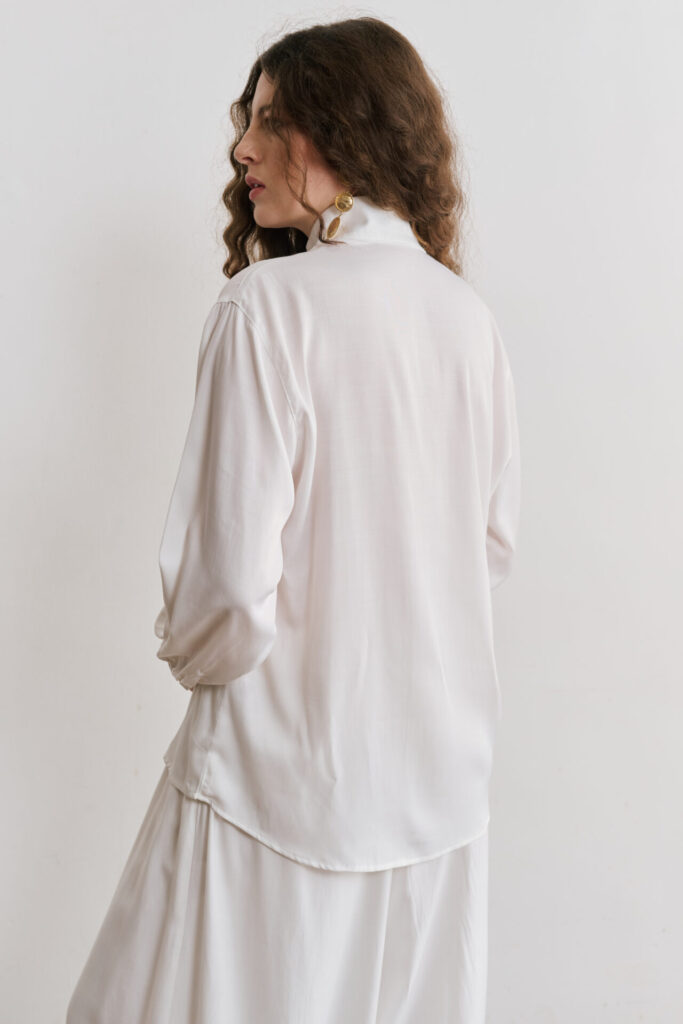 Blusa Manga Longa Acetinada Com Gola Alta Stella - Off White - Imagem 5