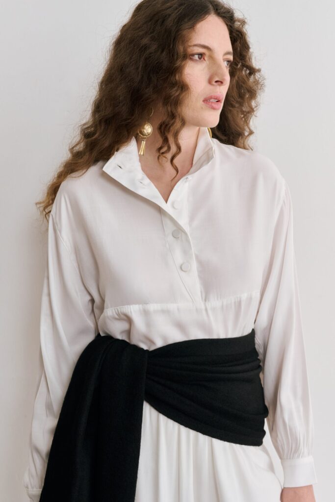 Blusa Manga Longa Acetinada Com Gola Alta Stella - Off White - Imagem 2