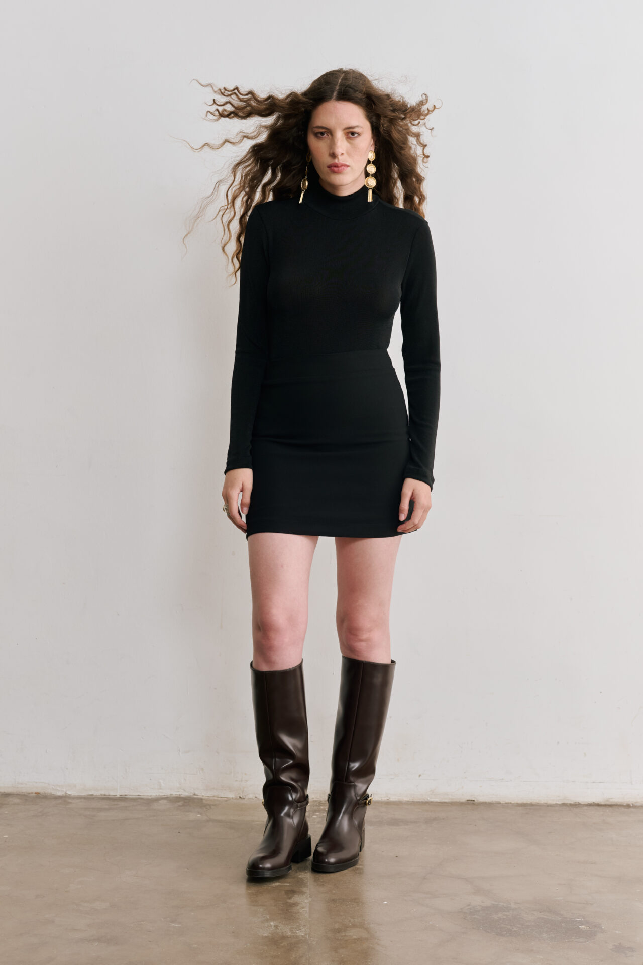 Blusa Cacharrel de Mangas Longas e Gola Alta Melina - Preta
