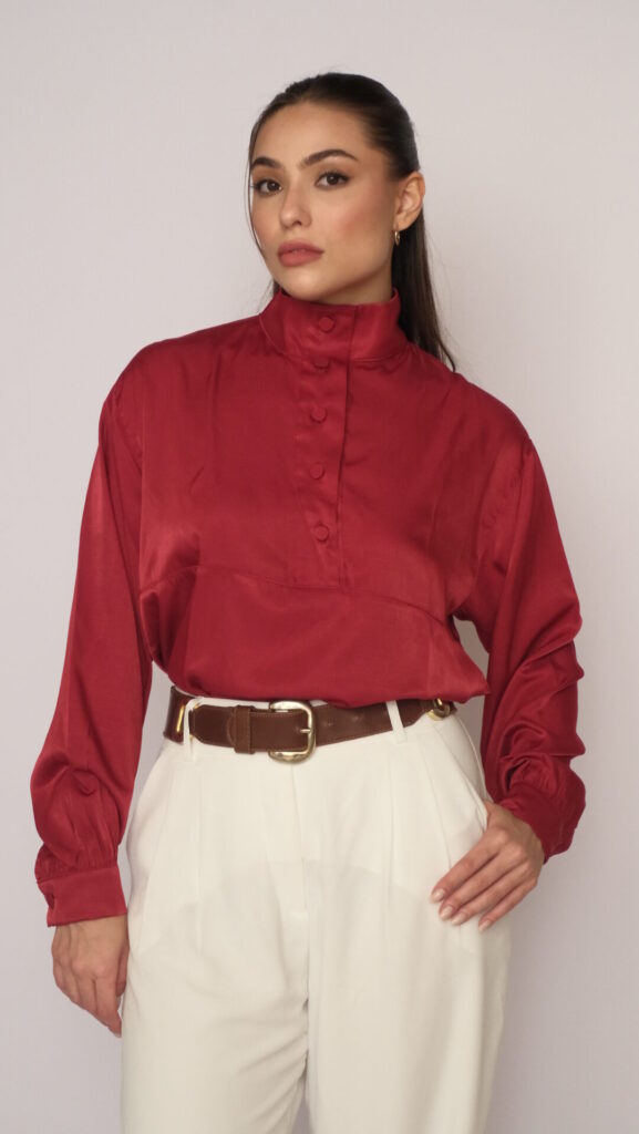 Blusa Manga Longa Acetinada Com Gola Alta Stella - Vinho - Imagem 3