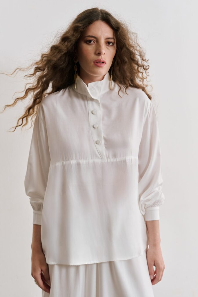 Blusa Manga Longa Acetinada Com Gola Alta Stella - Off White - Imagem 4