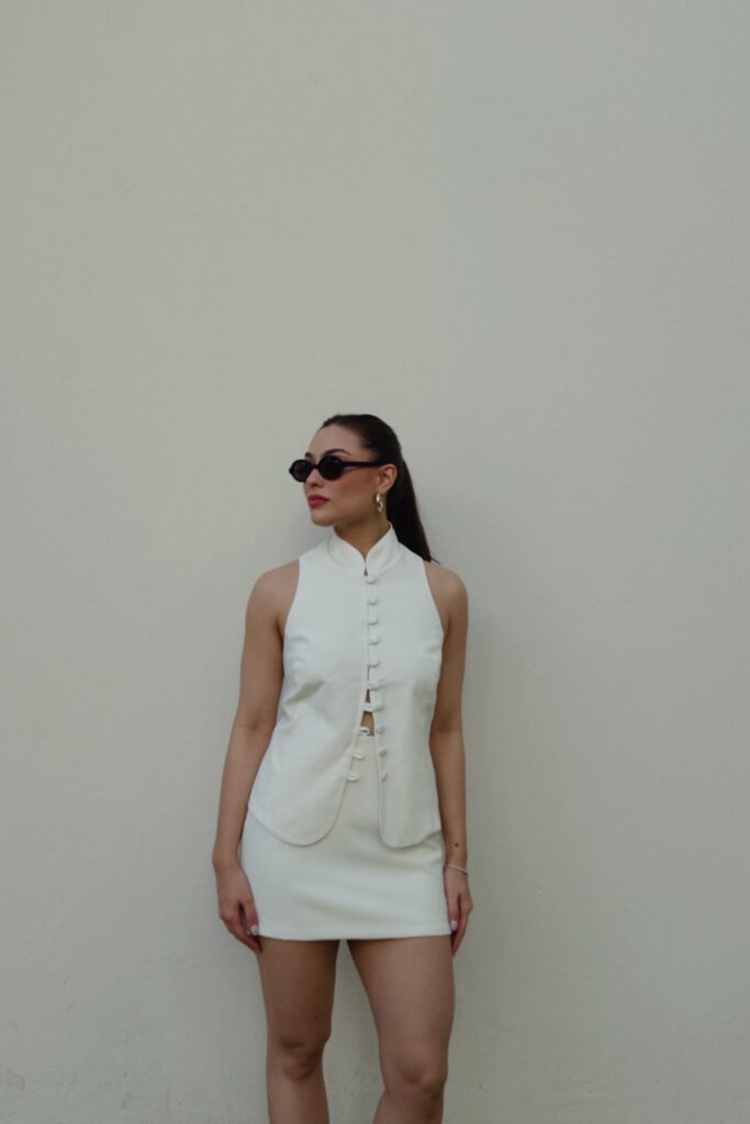 Blusa Sem Mangas com Gola Alta e Botões Frontais Naomi - Off White - Imagem 5