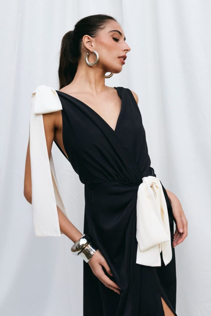 Vestido Longo Drapeado com Decote Transpassado e Laços Daphne - Preto - Imagem 2