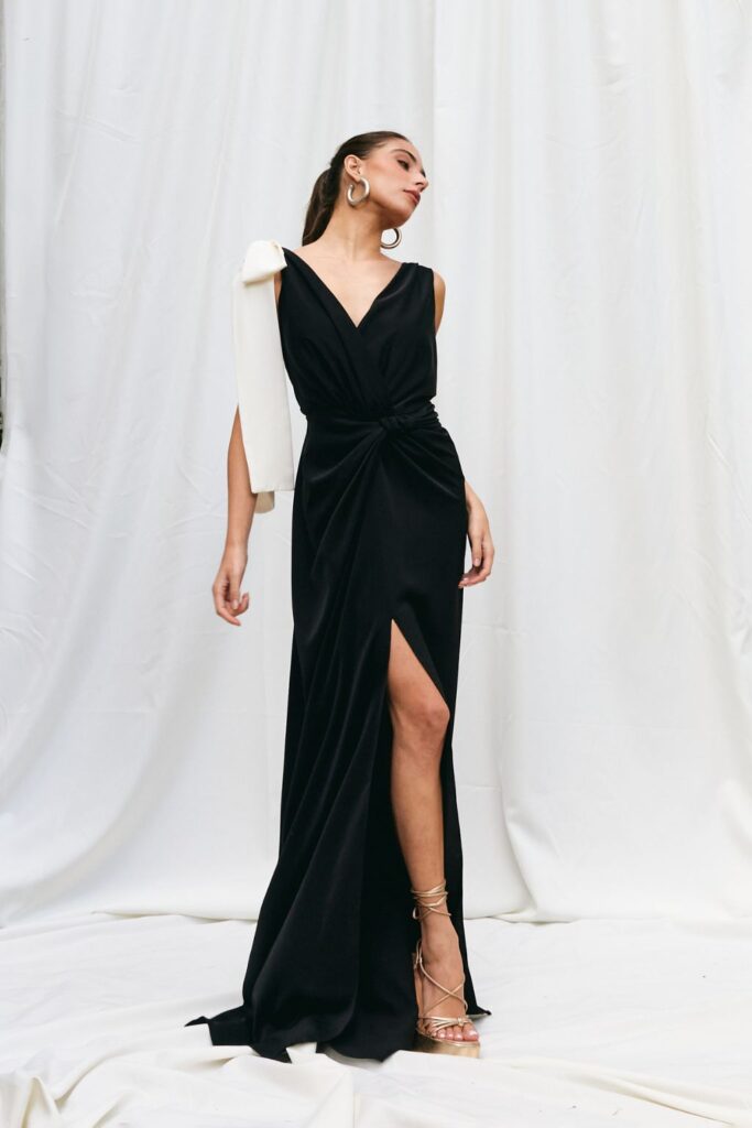 Vestido Longo Drapeado com Decote Transpassado e Laços Daphne - Preto - Imagem 3