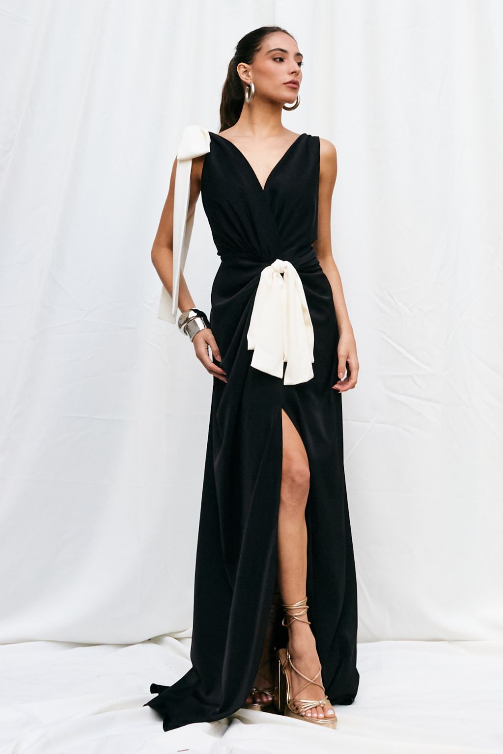 Vestido Longo Drapeado com Decote Transpassado e Laços Daphne - Preto